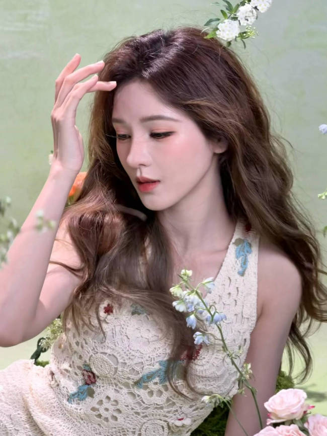 张予曦化身春日花仙子!置身繁花丛中唯美浪漫