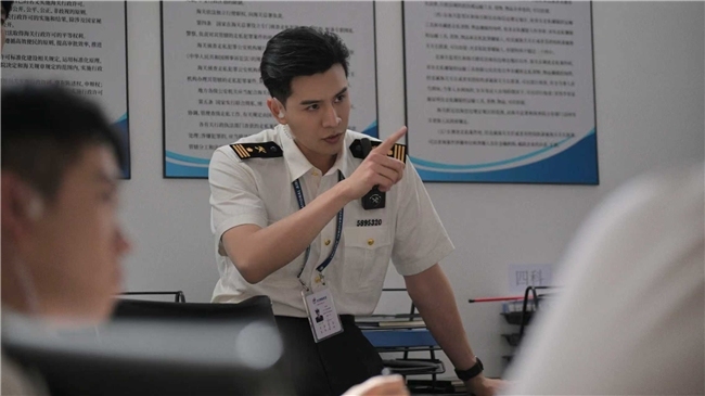 首部海关旅检题材电视剧《金关》本日开播，经超、黄尧联袂献艺“百步识东谈主”