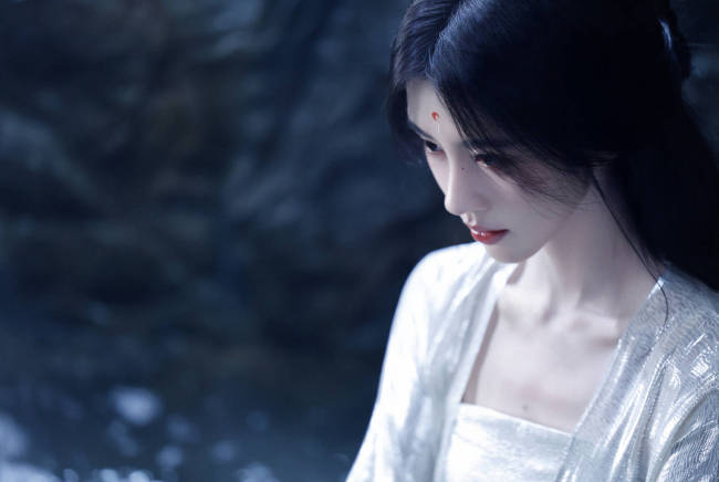 鞠婧祎着银纱古装水中出镜 湿发造型清冷出尘