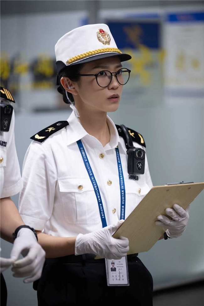 首部海关旅检题材电视剧《金关》今日开播，经超、黄尧携手上演“百步识人”