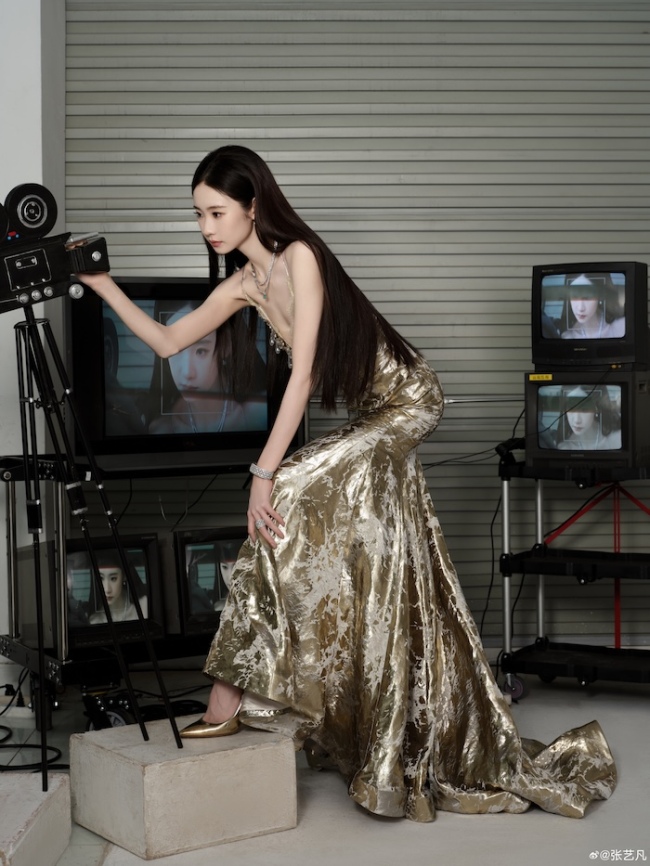 张艺凡穿金色长裙贵气冷艳 复古镜头展示动人曲线