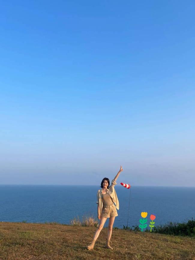 秦岚晒海边美照活力满满!穿超短裤秀美腿身材性感