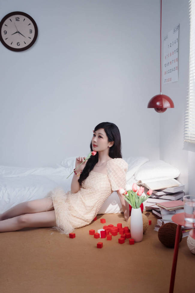 杨紫穿蕾丝裙美腿修长 头戴粉色小卡子娇俏又少女