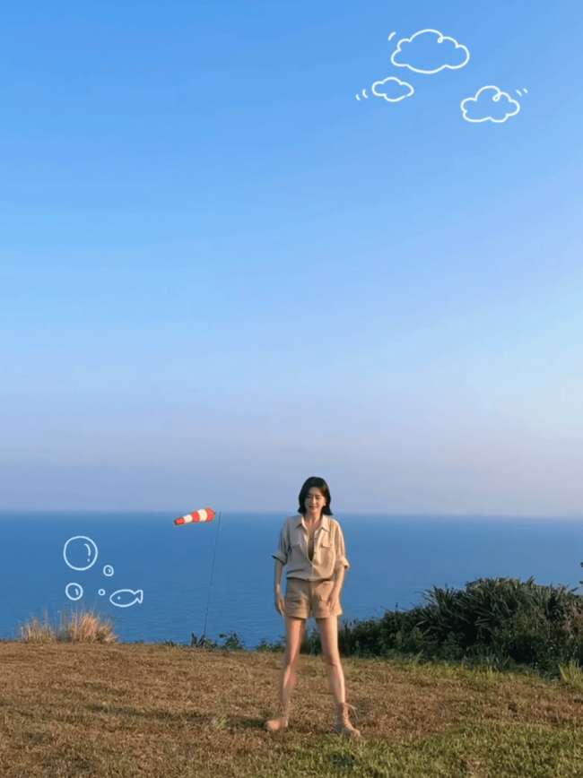 秦岚晒海边美照活力满满!穿超短裤秀美腿身材性感