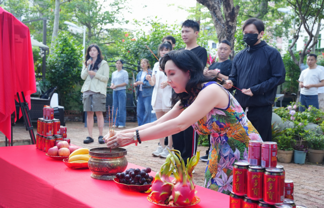 女性逆袭剧《闪耀的你》深圳开机 50 岁女总裁变身 20 岁少女开启商战复仇