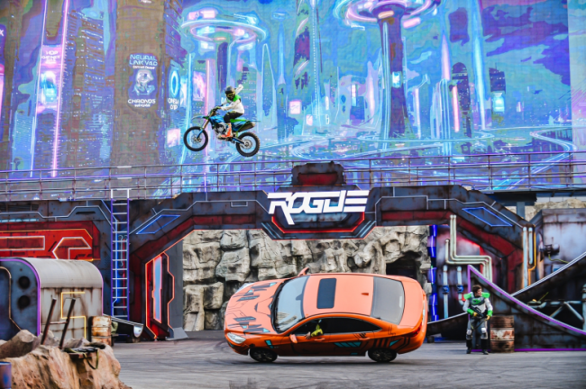 五一硬核狂欢启幕，苏州阳澄半岛乐园化身“赛博不夜城”