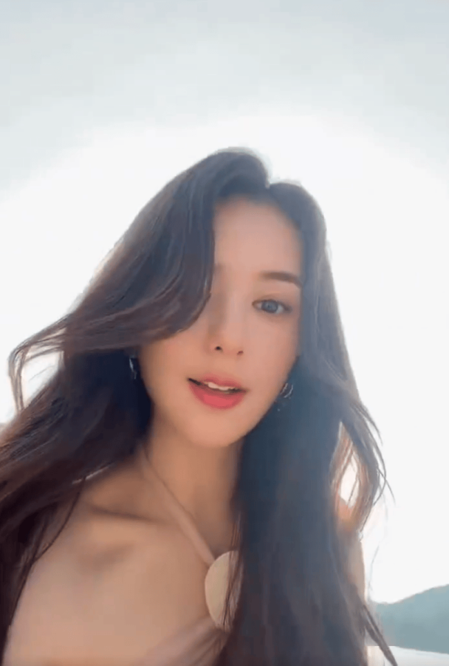 郭富城妻子带女儿去海边度假!粉色纱裙少女感满满