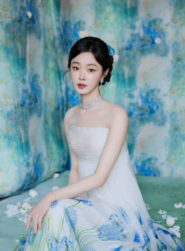 宋轶穿抹胸白裙置身花海 宛如油画里走出的公主