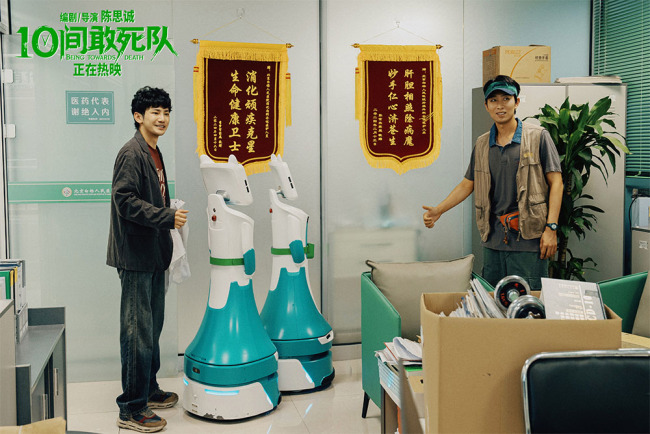  陈思诚《10间敢死队》曝导演特辑 以真诚创作暖愈人心