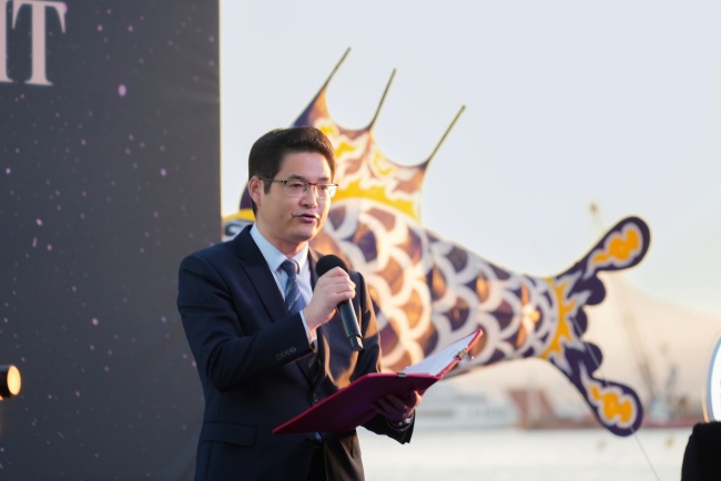 中国驻马赛总领事何有麟台上发言