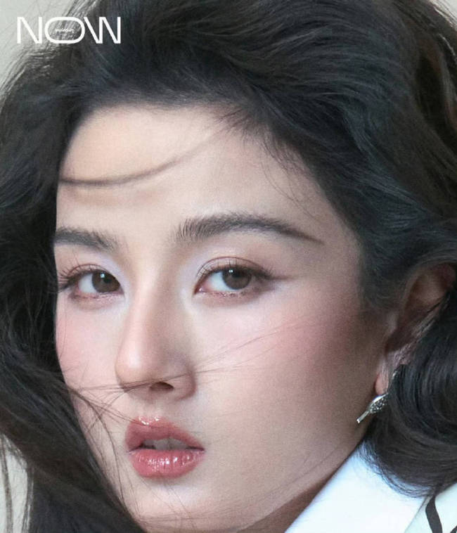 宋祖儿解锁杂志新封面 慵懒氛围感尽显灵动魅力