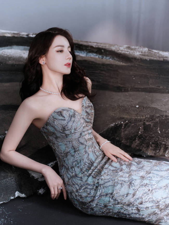 迪丽热巴抹胸裙化身美人鱼 身材凹凸有致性感迷人
