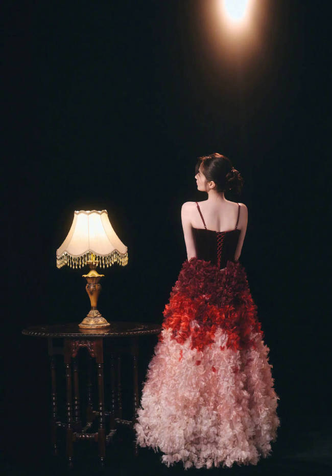 颖儿穿花瓣长裙宛如油画公主 端坐画框中美轮美奂