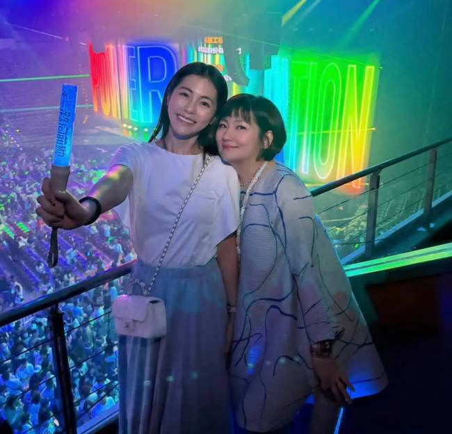 Selina一家观看演唱会 小腰果乖巧坐在妈妈腿上