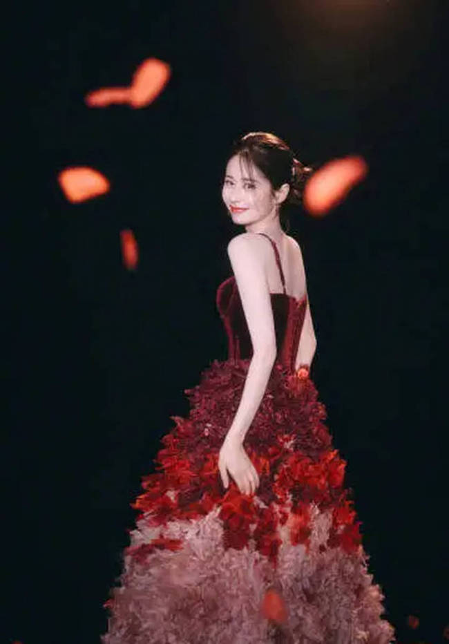 颖儿穿花瓣长裙宛如油画公主 端坐画框中美轮美奂