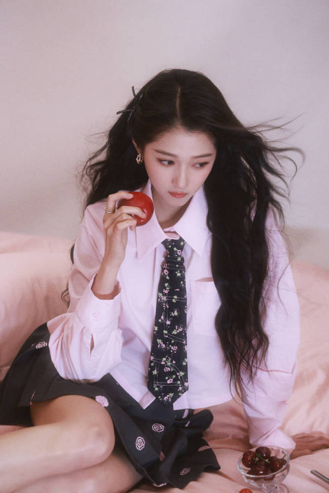 关晓彤穿粉嫩衬衣清新甜美!秒变糖果少女娇俏可人