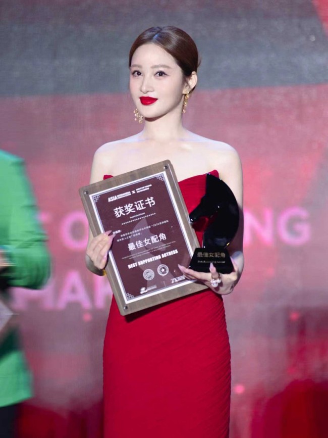 孙嘉璐出席亚洲国际青年影人之夜 获最佳女配角奖