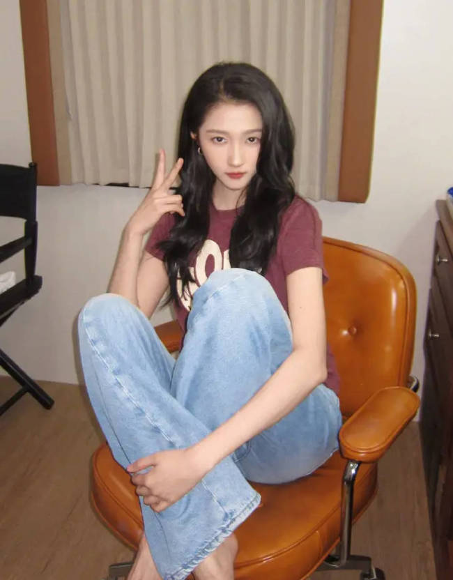 关晓彤身穿棕色T恤配牛仔裤 青春靓丽少女感满满