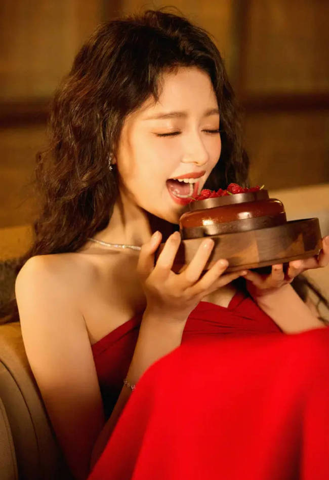 孙怡身穿红色抹胸长裙 手拿香槟庆生优雅明媚