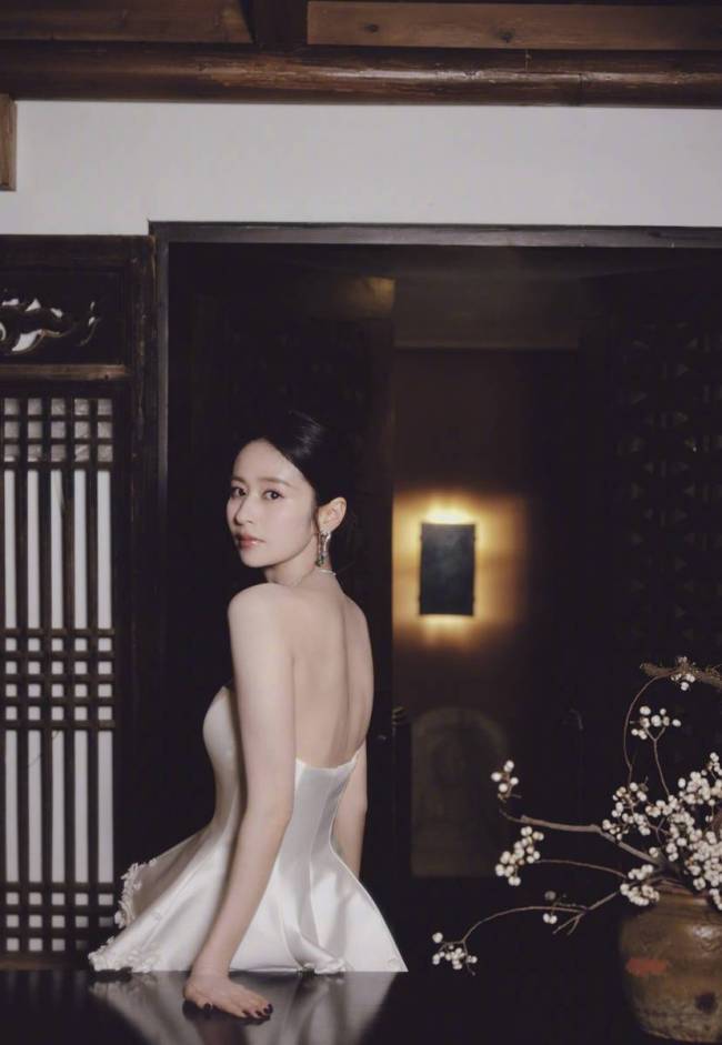 颖儿身穿新中式白色缎面裙 美丽典雅尽显东方韵味