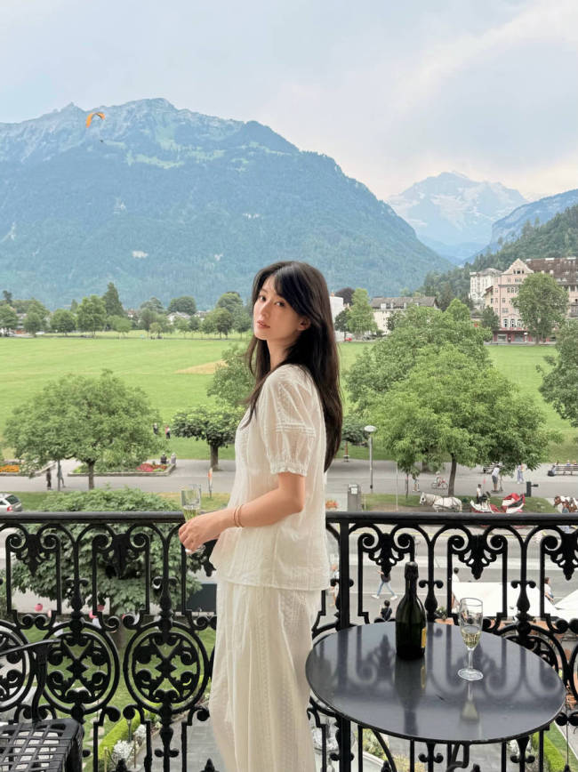 乔欣分享旅行美照 泳池里享受日光浴皮肤白到发光