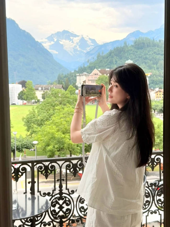 乔欣分享旅行美照 泳池里享受日光浴皮肤白到发光