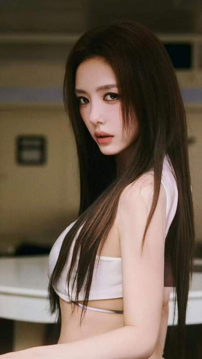蔡文静穿白蕾丝吊带搭豹纹长裙 热辣张扬野性十足