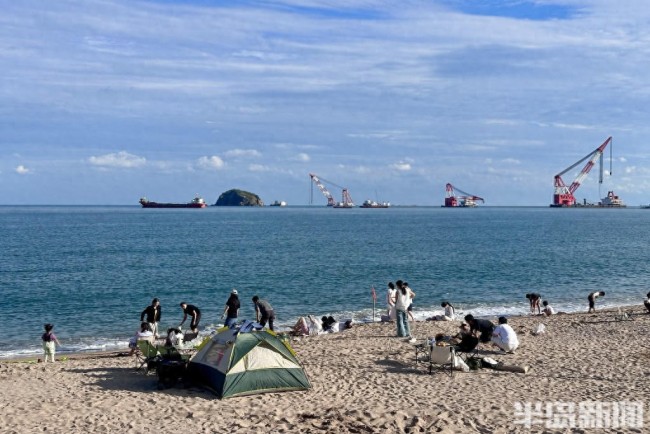 晴日流清湾，山海引游人！青岛流清湾沙滩迎来不少市民游客