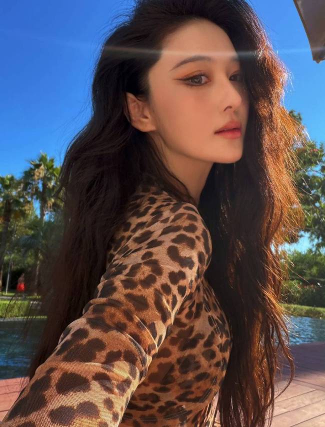 张馨予穿豹纹露腰套装 又美又飒马甲线超吸睛