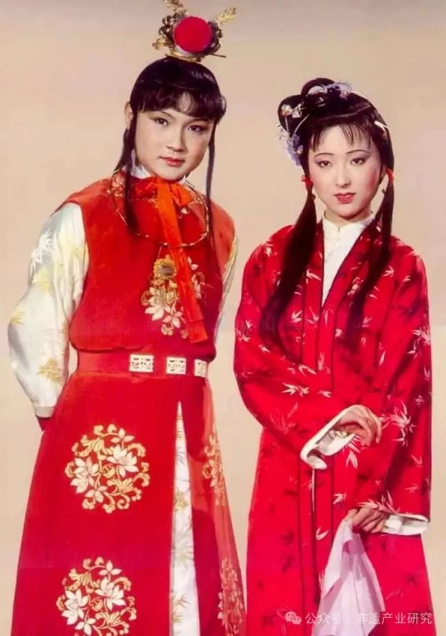 《红楼梦》中的非物质文化遗产:社会生活与情节发展的交织