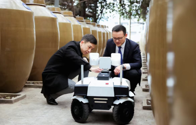 郎酒股份总经理汪博炜（左）与郎酒股份机械自动化总监王磊（右）探讨自动巡检机器人