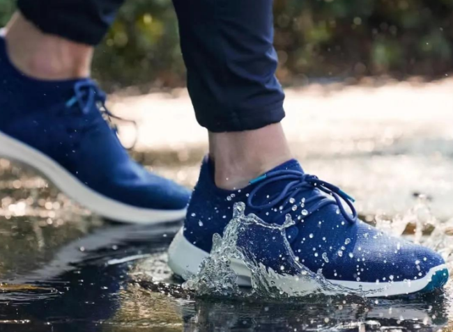 穿运动鞋踩水湿透图片