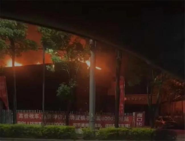 比亚迪回应“福州展厅火灾”，被烧至只剩框架