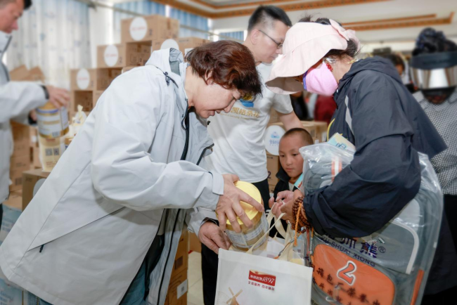 △爱心物资发放。