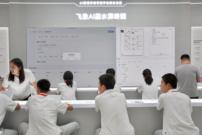 飞象星球通过AI墨水屏终端等创新硬件，构建了区域教育的“数字基座”