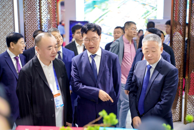 杜牧品牌首席运营官于哲（左）向山西省政协副主席王立伟、中国酒业协会理事长宋书玉（右）汇报品牌发展情况 