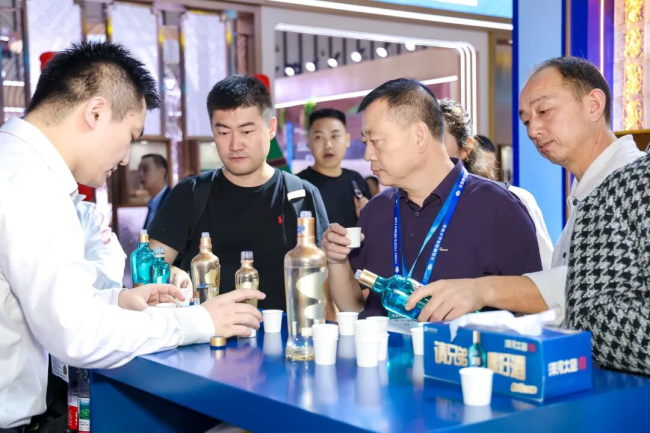 “绵柔浪潮”涌动金陵,洋河尽显2025秋糖东道主待客之道