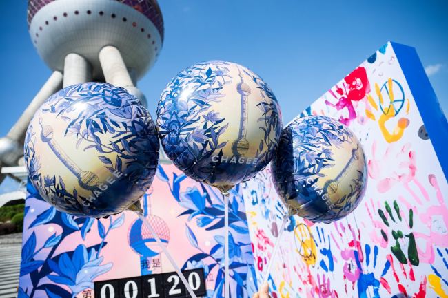 高举高打,霸王茶姬东方明珠店开业