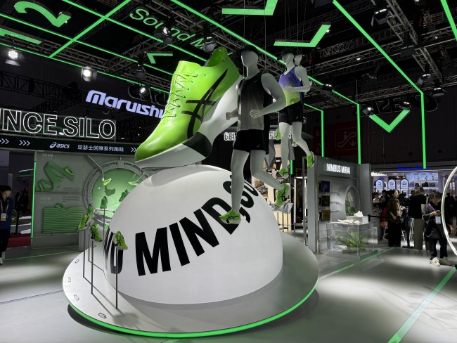 八探进博|回弹+可回收跑鞋亮相,亚瑟士将加速服装品类布局