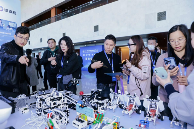 猿编程展台吸引了众多学校代表