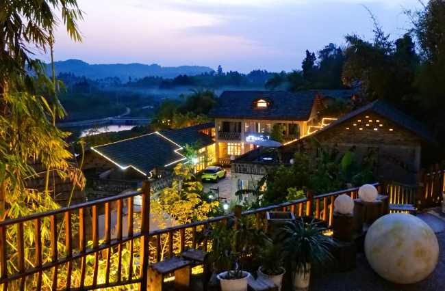 夜色下的四川广安干埝村“溪贤山舍”民宿