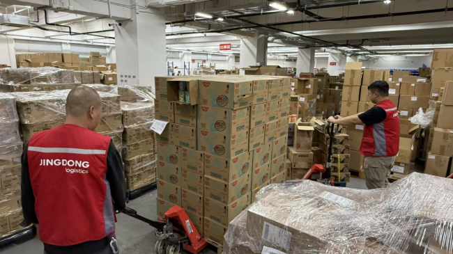 京东物流香港1号仓的援助物资正在出库