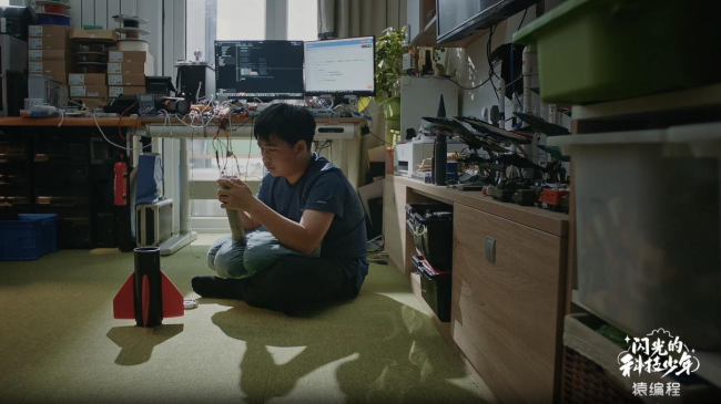 严弘森在工作室组装火箭