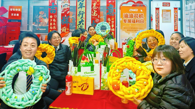 图为:石家庄滴滴专车司机们在欢度节日