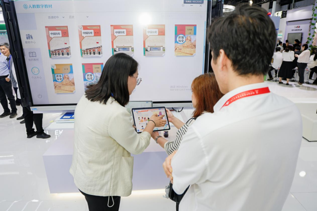 小猿携手人教音像数字出版社发布“中小学教材智能体”，重新定义教材学习新方式