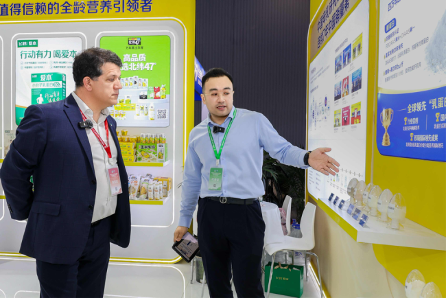 2026年中国乳业技术博览会暨2026乳业嘉年华举办期间，国际乳业联合会（IDF）主席Gilles Froment参观飞鹤展台了解飞鹤新鲜原料自产能力