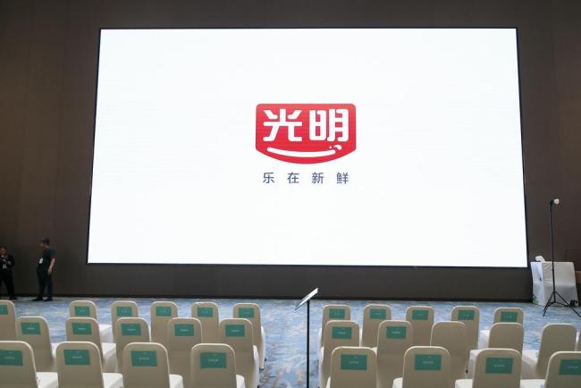 光明乳业换帅，陆骏飞全票当选董事长，新班子直面年度盈利硬指标