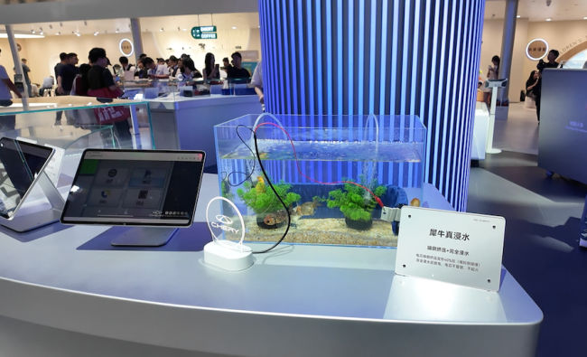成都车展B面：华为系新车10号馆“硬刚”小米