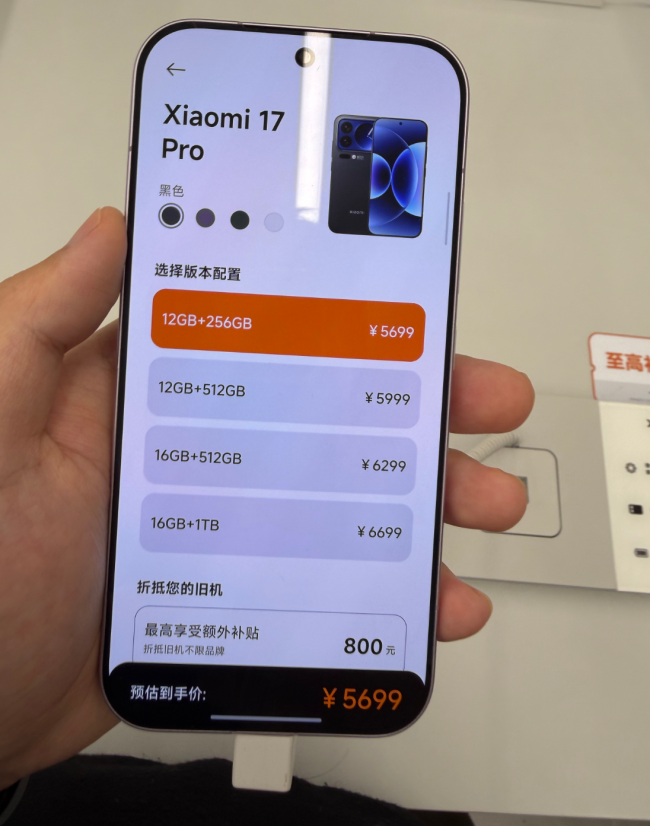 手机店涨价首日实探：涨幅200至1000元，有门店晚高峰空无一人，店员称“后续不太可能会降价了”