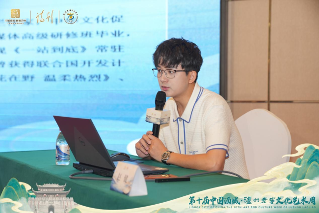 （头部知识自媒体博主赵健在酒城讲坛分享《短视频如何让人重新拿起书》主题内容）